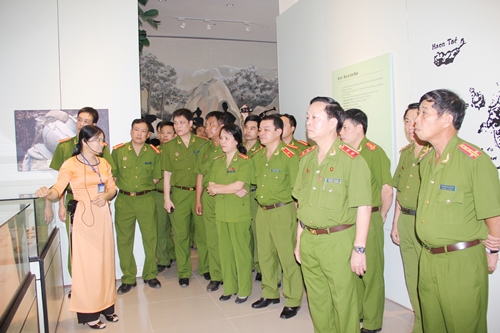 Các đại biểu thăm Bảo tàng Côn Đảo